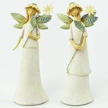 Dekoračná keramická víla s kvetinami.