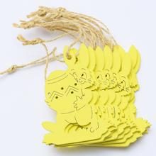 Žlté drevené výrezy zajaca a vajíčka na zavesenie.