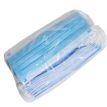 Jednorazové ochranné rúška v balení po 50 kusoch.