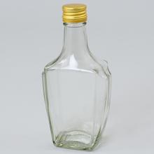Sklenená fľaša s objemom 250 ml a zlatým vrchnákom.
