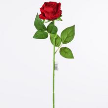 Umelá ruža v červenej farbe s listami.