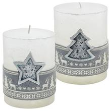 Vianočné sviečky s ornamentom v tvare stromčeka a hviezdy.