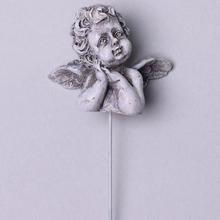 Smutný anjel zápich v sivej farbe.