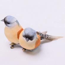 Bledohnedý vtáčik na štipci v mixe.