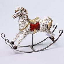 Hojdací koník s dekoratívnym vzorom.