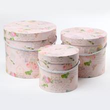 Darčeková krabička s kvetinovým vzorom v ružovej farbe.