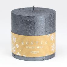 Čierna rustikálna sviečka s metalickým povrchom.