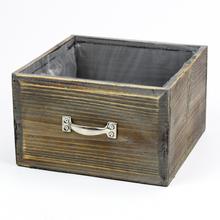 Drevená debnička v šedej a bielej farbe.