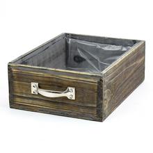 Hnedá drevená debnička s kovovou rukoväťou.