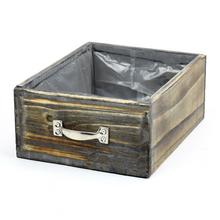 Hnedá drevená debnička s plastovým vnútrom a kovovým úchytom.