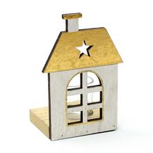 Zlatý drevený svietnik v tvare domčeka.