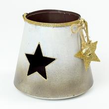 Lampáš s výrezom hviezdy, bielo-hnedý kovový dizajn.