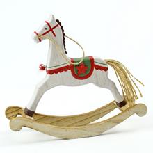 Hojdací koník z dreva s červenými a zelenými detailmi.