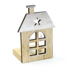 Drevený svietnik v tvare domčeka s hviezdou.
