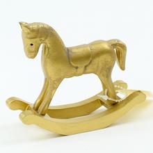Zlatý hojdačkový koník z MDF dreva.