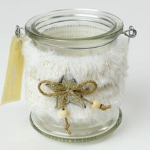 Biely svietnik s kožušinou a skleneným telom.