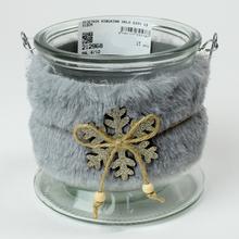 Svietnik s kožušinovým obalom a skleneným telom, sivý.