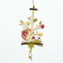 Záves strom ježko z dreva s jesennými listami a hubami.