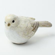Keramický vtáčik s bielou farbou a detailným vypracovaním.