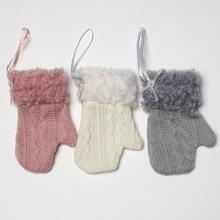 Rukavice zavesené na stužke v mixe farieb.