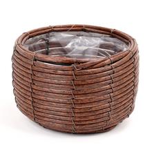 Hnedý plastový obal s umelým prútím.