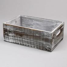 Biela a šedá drevená debnička s rozmermi 28x18x10.5 cm.