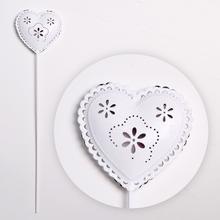 Biely kovový zápich srdce s kvetinovým vzorom.