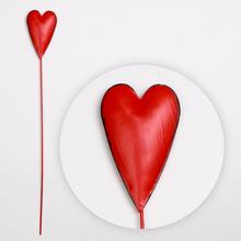 Červený kovový zápich srdce.