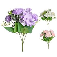 Kytica umelých kvetov s ružami, karafiátmi a hortenzijami.