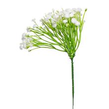 Biely zápich gypsomila s kvetmi.