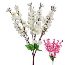 Kytica čerešňového kvetu s bielymi a ružovými kvetmi.