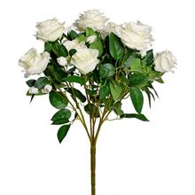 Biela ruža kytica s umelými kvetmi.