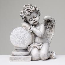 Smutný anjel s LED guľou