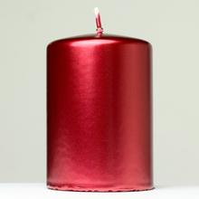 Vianočná sviečka v bordovej farbe.