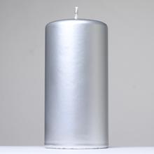 Strieborná vianočná sviečka OPAL s rozmermi 7x14 cm.