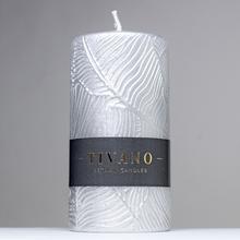 Strieborná vianočná sviečka TIVANO s ornamentom.