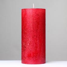 Červená sviečka RUSTIC GLITER s rozmermi 70x150 mm.