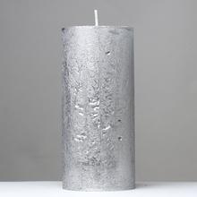Strieborná sviečka s glitrami, valcového tvaru.