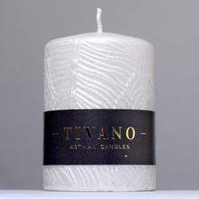 Biela vianočná sviečka TIVANO s ornamentom.