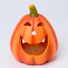 Keramická tekvica s usmievavou tvárou.