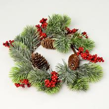 Vianočný veniec s čečinou a červenými plodmi.