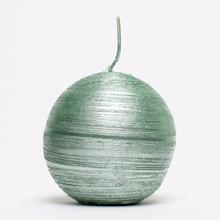 Jednofarebná sviečka DRAPANA G.60 v pistáciovej farbe.