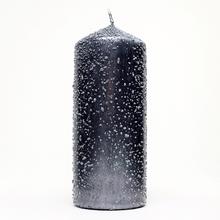 Vianočná sviečka s glitrom v sivej farbe.