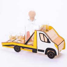 Odťahovka s pohárikmi a karafou.