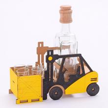 Drevený vozík s pohármi a fľašou.