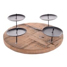 Hnedý svietnik s kruhovým dreveným podstavcom a štyrmi miestami na sviečky.