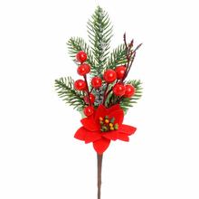 Umelá vetvička s červenou poinsettiou, šípkami a bobuľami.