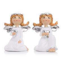 Dekoračný anjel so srdcom, biely, klačiaci.