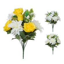 Kytica umelých kvetov s ružami a inými kvetmi v žltej a bielej farbe.