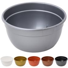 Misa na kvety s rôznymi farbami.